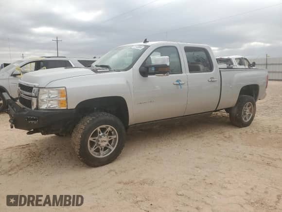 2011 Chevrolet Silverado 2500HD LTZ z VIN 1GC1KYC81BF143683, wystawiony jako Copart lot #79743984 z przebiegiem Nie podano mil oraz Szkoda całkowita • Salvage title. Historia ofert i sprzedaży dostępna na DreamBid. Obrazek 1.