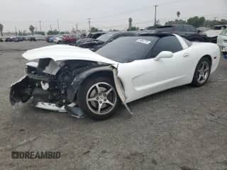 2004 Chevrolet Corvette с VIN 1G1YY22G845121135, выставлен на аукционе Copart как лот 61984775 с пробегом 92 077 миль миль и Списание • Salvage title. История ставок и продаж доступна на DreamBid. Изображение 1.