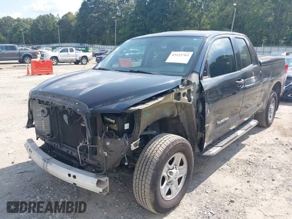 2012 Toyota Tundra z VIN 5TFRU5F11CX027728, wystawiony jako IAAI lot #43122765 z przebiegiem 196 119 mil mil oraz . Historia ofert i sprzedaży dostępna na DreamBid. Obrazek 6.