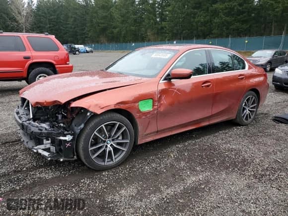 2021 BMW 3 Series 330e xDrive z VIN 3MW5P9J06M8B90884, wystawiony jako Copart lot #50043555 z przebiegiem 9 994 mil mil oraz Szkoda całkowita • Salvage title. Historia ofert i sprzedaży dostępna na DreamBid. Obrazek 1.