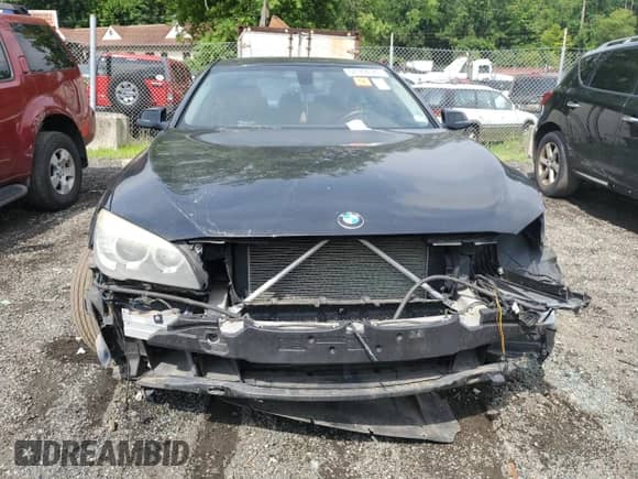 2015 BMW 7 Series 740Li z VIN WBAYE4C53FD947082, wystawiony jako Copart lot #64368025 z przebiegiem Nie podano mil oraz Szkoda całkowita • Salvage title. Historia ofert i sprzedaży dostępna na DreamBid. Obrazek 5.