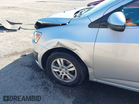 2013 Chevrolet Sonic LT с VIN 1G1JC5SH6D4213781, выставлен на аукционе IAAI как лот 43241459 с пробегом 110 179 миль миль и . История ставок и продаж доступна на DreamBid. Изображение 19.