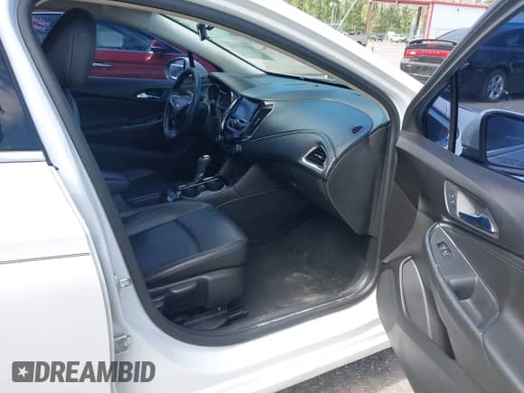 2017 Chevrolet Cruze Premier z VIN 3G1BF6SM8HS588110, wystawiony jako IAAI lot #42567710 z przebiegiem 116 173 mil mil oraz . Historia ofert i sprzedaży dostępna na DreamBid. Obrazek 5.