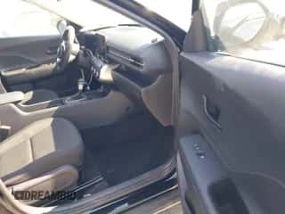 2024 Hyundai Kona SE с VIN KM8HA3AB0RU150452, выставлен на аукционе IAAI как лот 43203386 с пробегом 15 443 миль миль и . История ставок и продаж доступна на DreamBid. Изображение 5.