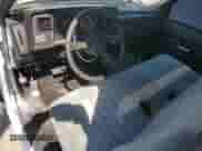1989 GMC Sierra 1500 z VIN 1GTDC14K7KZ505798, wystawiony jako Copart lot #54166215 z przebiegiem 158 125 mil mil oraz Szkoda całkowita • Salvage title. Historia ofert i sprzedaży dostępna na DreamBid. Obrazek 8.