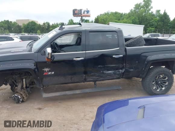 2018 Chevrolet Silverado 2500HD LTZ z VIN 1GC1KWEY1JF196965, wystawiony jako IAAI lot #42261887 z przebiegiem 46 460 mil mil oraz . Historia ofert i sprzedaży dostępna na DreamBid. Obrazek 15.