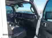 2021 Jeep Wrangler Unlimited Sahara z VIN 1C4JJXP63MW716690, wystawiony jako IAAI lot #42087879 z przebiegiem 40 889 mil mil oraz . Historia ofert i sprzedaży dostępna na DreamBid. Obrazek 5.