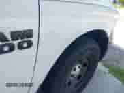 2013 Ram 1500 Tradesman z VIN 1C6RR6FP0DS509897, wystawiony jako IAAI lot #42531385 z przebiegiem 298 076 mil mil oraz . Historia ofert i sprzedaży dostępna na DreamBid. Obrazek 17.