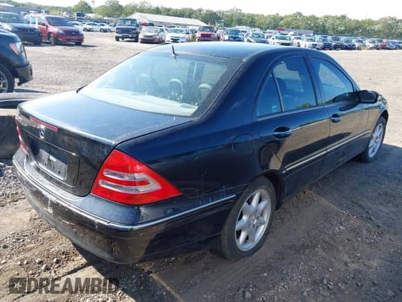 2002 Mercedes-Benz C 230/260/280/320 z VIN WDBRF64J62F240972, wystawiony jako IAAI lot #43164530 z przebiegiem Nie podano mil oraz . Historia ofert i sprzedaży dostępna na DreamBid. Obrazek 4.