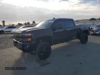 2017 Chevrolet Silverado 2500HD LTZ z VIN 1GC1KWEG8HF249565, wystawiony jako Copart lot #81152875 z przebiegiem 133 108 mil mil oraz Szkoda całkowita • Salvage title. Historia ofert i sprzedaży dostępna na DreamBid. Obrazek 1.