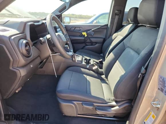 2024 Chevrolet Colorado 2WD Work Truck z VIN 1GCGSBEC9R1155130, wystawiony jako Copart lot #85531815 z przebiegiem 5 992 mil mil oraz Szkoda całkowita • Salvage title. Historia ofert i sprzedaży dostępna na DreamBid. Obrazek 7.