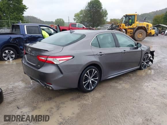2020 Toyota Camry SE z VIN 4T1G11AK7LU943920, wystawiony jako IAAI lot #43352053 z przebiegiem 99 718 mil mil oraz . Historia ofert i sprzedaży dostępna na DreamBid. Obrazek 4.