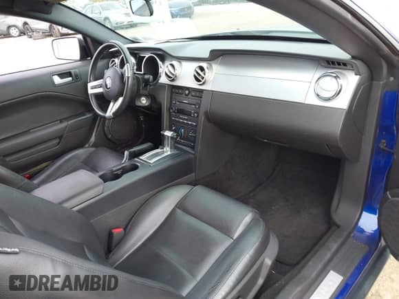 2005 Ford Mustang Deluxe z VIN 1ZVHT80N755236592, wystawiony jako IAAI lot #43452736 z przebiegiem 81 997 mil mil oraz . Historia ofert i sprzedaży dostępna na DreamBid. Obrazek 5.