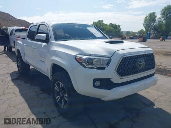 2018 Toyota Tacoma SR z VIN 3TMCZ5AN6JM178777, wystawiony jako IAAI lot #43256447 z przebiegiem 43 114 mil mil oraz . Historia ofert i sprzedaży dostępna na DreamBid. Obrazek 1.