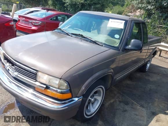 1998 Chevrolet S-10 LS z VIN 1GCCS19X1W8113172, wystawiony jako IAAI lot #43159940 z przebiegiem 231 736 mil mil oraz . Historia ofert i sprzedaży dostępna na DreamBid. Obrazek 2.