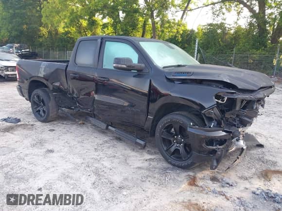 2023 Ram 1500 Big Horn z VIN 1C6RREBG8PN604579, wystawiony jako IAAI lot #42395022 z przebiegiem 61 150 mil mil oraz . Historia ofert i sprzedaży dostępna na DreamBid. Obrazek 1.