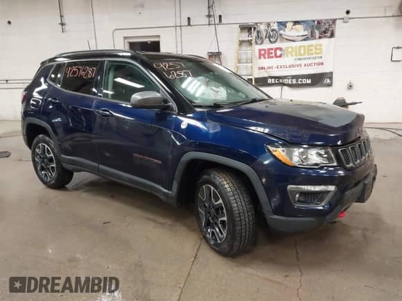2019 Jeep Compass Trailhawk z VIN 3C4NJDDB0KT709054, wystawiony jako IAAI lot #42576287 z przebiegiem 113 796 mil mil oraz . Historia ofert i sprzedaży dostępna na DreamBid. Obrazek 1.