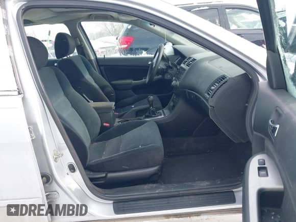 2003 Honda Accord EX z VIN 1HGCM556X3A000230, wystawiony jako IAAI lot #41472952 z przebiegiem 199 500 mil mil oraz . Historia ofert i sprzedaży dostępna na DreamBid. Obrazek 5.