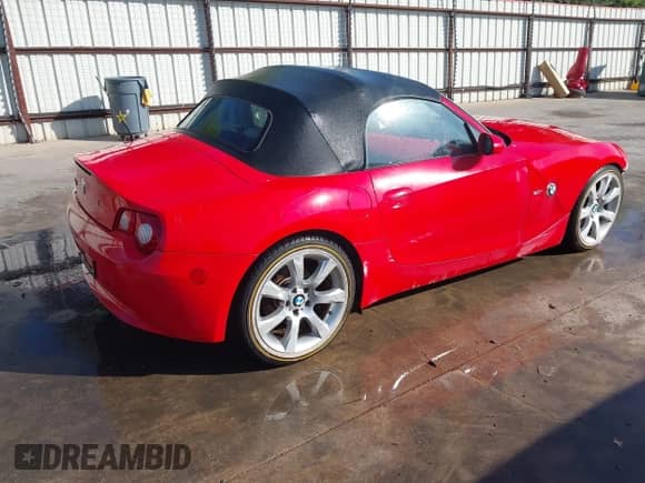 2005 BMW Z4 3.0i с VIN 4USBT53575LU09990, выставлен на аукционе IAAI как лот 41773943 с пробегом 118 772 миль миль и . История ставок и продаж доступна на DreamBid. Изображение 4.