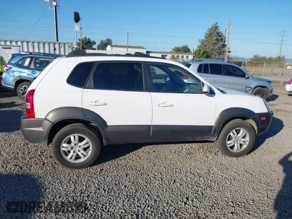 2007 Hyundai Tucson SE with VIN KM8JN72D97U633108, listed as a IAAI auction lot 43292497 with 179,526 mi miles and . Bid and sale history available at DreamBid. Image 13.