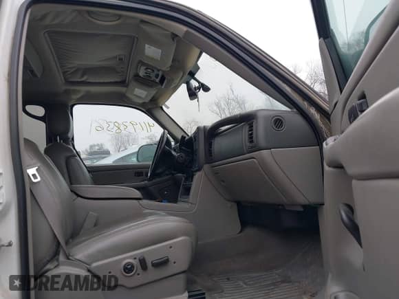 2005 Chevrolet Avalanche LS with VIN 3GNGK22G65G225614, listed as a IAAI auction lot 41193836 with Not provided miles and . Bid and sale history available at DreamBid. Image 5.