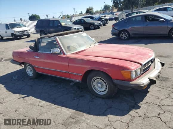 1985 Mercedes-Benz SL z VIN WDBBA45C9FA017476, wystawiony jako Copart lot #74177774 z przebiegiem 135 805 mil mil oraz Szkoda całkowita • Salvage title. Historia ofert i sprzedaży dostępna na DreamBid. Obrazek 4.
