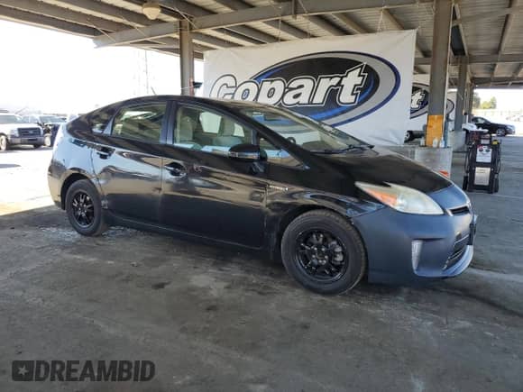 2013 Toyota Prius Three z VIN JTDKN3DU2D5633052, wystawiony jako Copart lot #85755415 z przebiegiem 145 820 mil mil oraz Czysty tytuł • Clean title. Historia ofert i sprzedaży dostępna na DreamBid. Obrazek 4.