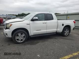 2008 Toyota Tundra Limited z VIN 5TBBV58158S508423, wystawiony jako Copart lot #69408325 z przebiegiem 252 867 mil mil oraz Szkoda całkowita • Salvage title. Historia ofert i sprzedaży dostępna na DreamBid. Obrazek 1.
