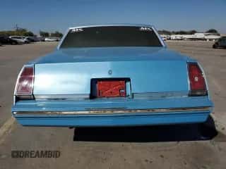 1985 Chevrolet Monte Carlo Sport z VIN 1G1GZ37Z2FR127808, wystawiony jako Copart lot #76112524 z przebiegiem Nie podano mil oraz Szkoda całkowita • Salvage title. Historia ofert i sprzedaży dostępna na DreamBid. Obrazek 6.