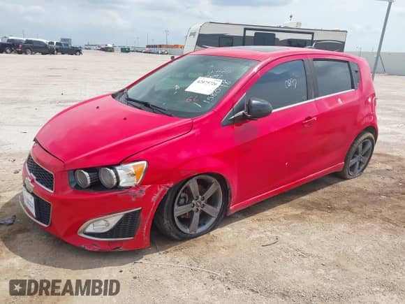 2016 Chevrolet Sonic RS z VIN 1G1JG6SB1G4158098, wystawiony jako IAAI lot #42075726 z przebiegiem 114 045 mil mil oraz . Historia ofert i sprzedaży dostępna na DreamBid. Obrazek 2.