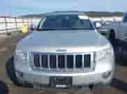 2011 Jeep Grand Cherokee 70th Anniversary z VIN 1J4RR4GTXBC718994, wystawiony jako IAAI lot #41688158 z przebiegiem 121 680 mil mil oraz . Historia ofert i sprzedaży dostępna na DreamBid. Obrazek 12.