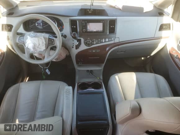 2014 Toyota Sienna XLE z VIN 5TDYK3DC9ES523928, wystawiony jako Copart lot #86864435 z przebiegiem 159 541 mil mil oraz Szkoda całkowita • Salvage title. Historia ofert i sprzedaży dostępna na DreamBid. Obrazek 8.