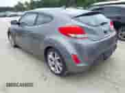 2017 Hyundai Veloster Value Edition z VIN KMHTC6AD7HU308551, wystawiony jako IAAI lot #43455924 z przebiegiem 161 989 mil mil oraz . Historia ofert i sprzedaży dostępna na DreamBid. Obrazek 3.