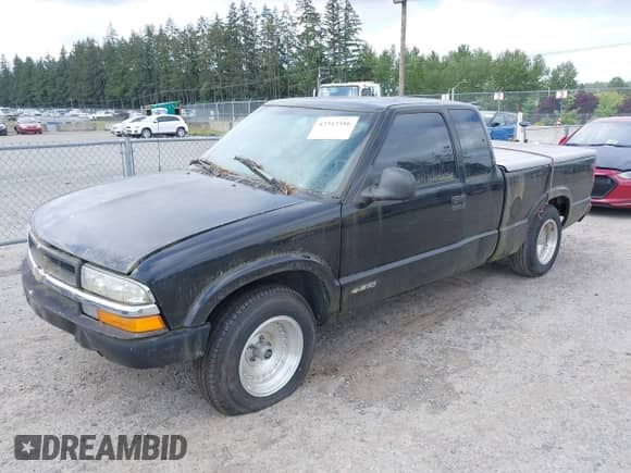 1998 Chevrolet S-10 LS with VIN 1GCCS19X0W8190289, listed as a IAAI auction lot 42342516 with Not provided miles and . Bid and sale history available at DreamBid. Image 2.