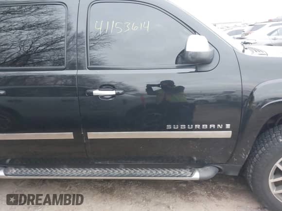 2008 Chevrolet Suburban 2LT z VIN 3GNFK16388G160010, wystawiony jako IAAI lot #41153614 z przebiegiem 209 870 mil mil oraz . Historia ofert i sprzedaży dostępna na DreamBid. Obrazek 13.