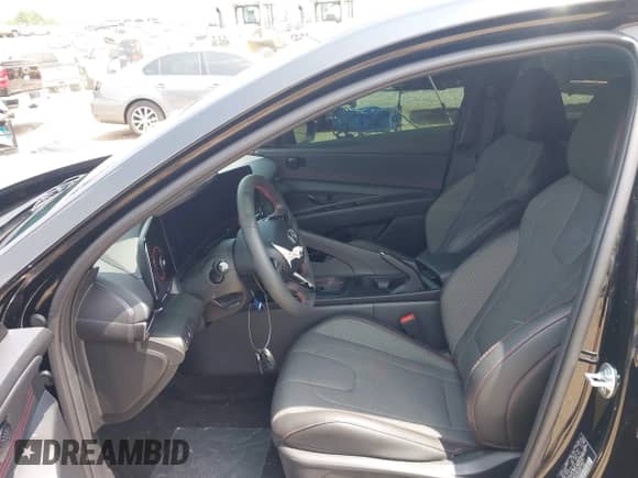 2025 Hyundai Elantra N Line z VIN KMHLR4DF9SU909791, wystawiony jako IAAI lot #42464377 z przebiegiem 12 731 mil mil oraz . Historia ofert i sprzedaży dostępna na DreamBid. Obrazek 20.