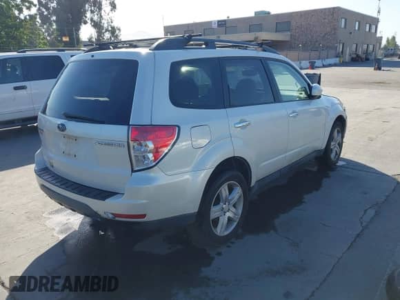 2009 Subaru Forester X with VIN JF2SH63619H758501, listed as a IAAI auction lot 42303581 with 207,078 mi miles and . Bid and sale history available at DreamBid. Image 4.
