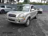 2007 Hyundai Tucson SE z VIN KM8JN12D17U587576, wystawiony jako IAAI lot #43051294 z przebiegiem 195 447 mil mil oraz . Historia ofert i sprzedaży dostępna na DreamBid. Obrazek 2.