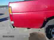 1996 Nissan Frontier XE z VIN 1N6SD16S0TC389086, wystawiony jako IAAI lot #43440814 z przebiegiem 115 442 mil mil oraz . Historia ofert i sprzedaży dostępna na DreamBid. Obrazek 14.
