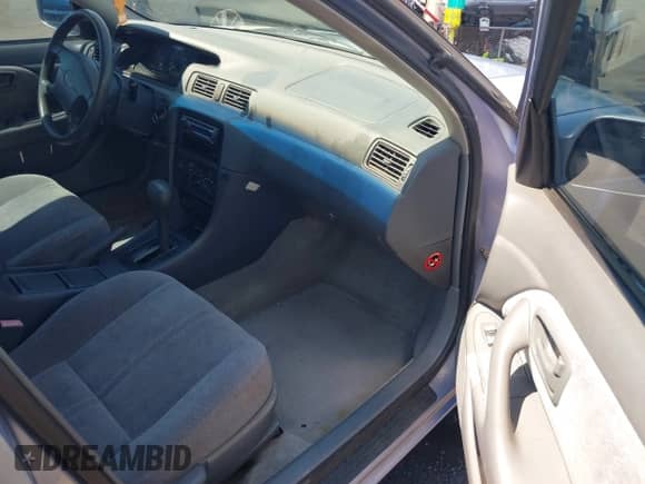 1997 Toyota Camry LE z VIN JT2BF22K2V0021868, wystawiony jako IAAI lot #43070012 z przebiegiem 128 808 mil mil oraz . Historia ofert i sprzedaży dostępna na DreamBid. Obrazek 5.