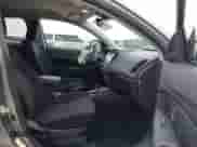 2023 Mitsubishi Outlander ES z VIN JA4ARUAU0PU016991, wystawiony jako IAAI lot #42406548 z przebiegiem 25 351 mil mil oraz . Historia ofert i sprzedaży dostępna na DreamBid. Obrazek 5.