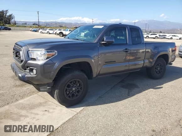 2022 Toyota Tacoma SR z VIN 3TYSZ5AN6NT095677, wystawiony jako Copart lot #84992975 z przebiegiem 25 953 mil mil oraz Szkoda całkowita • Salvage title. Historia ofert i sprzedaży dostępna na DreamBid. Obrazek 1.
