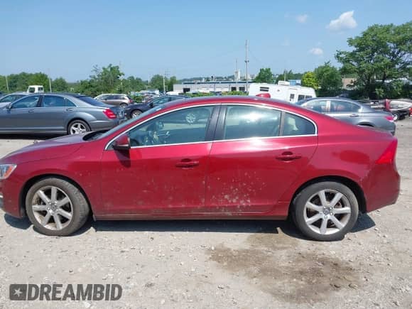 2016 Volvo S60 T5 Drive-E Premier z VIN YV126MFK4G2399463, wystawiony jako IAAI lot #42568556 z przebiegiem 94 972 mil mil oraz . Historia ofert i sprzedaży dostępna na DreamBid. Obrazek 13.