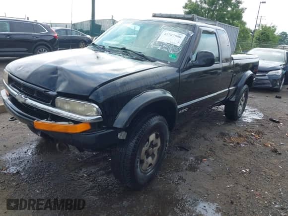 1998 Chevrolet S-10 LS z VIN 1GCCT19WXW8220063, wystawiony jako IAAI lot #42722060 z przebiegiem 186 096 mil mil oraz . Historia ofert i sprzedaży dostępna na DreamBid. Obrazek 18.