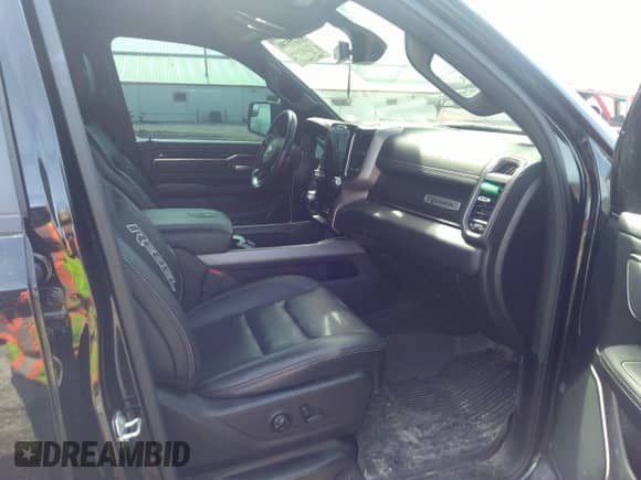 2020 Ram 1500 Rebel z VIN 1C6SRFLT8LN216085, wystawiony jako IAAI lot #41759180 z przebiegiem 74 182 mil mil oraz . Historia ofert i sprzedaży dostępna na DreamBid. Obrazek 5.