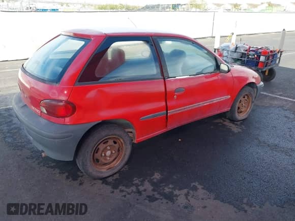 1996 Chevrolet Metro z VIN 2C1MR2261T6707346, wystawiony jako IAAI lot #41806832 z przebiegiem 276 650 mil mil oraz . Historia ofert i sprzedaży dostępna na DreamBid. Obrazek 4.