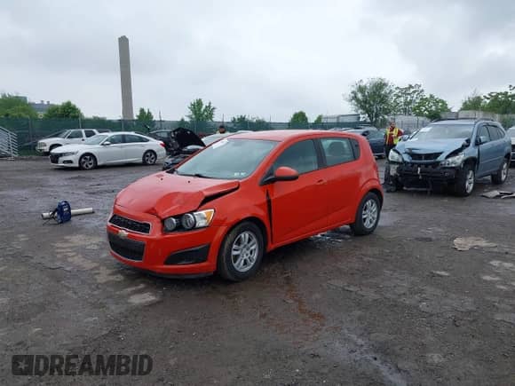 2012 Chevrolet Sonic LS z VIN 1G1JA6SH0C4151207, wystawiony jako IAAI lot #42268757 z przebiegiem 171 627 mil mil oraz . Historia ofert i sprzedaży dostępna na DreamBid. Obrazek 2.