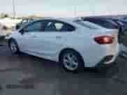 2017 Chevrolet Cruze LT z VIN 1G1BD5SM1H7264561, wystawiony jako Copart lot #53164935 z przebiegiem 88 471 mil mil oraz Szkoda całkowita • Salvage title. Historia ofert i sprzedaży dostępna na DreamBid. Obrazek 2.