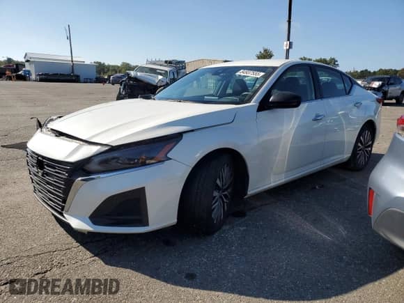 2024 Nissan Altima SV z VIN 1N4BL4DV0RN357486, wystawiony jako Copart lot #84937555 z przebiegiem 40 535 mil mil oraz Nie do naprawy • Non repairable. Historia ofert i sprzedaży dostępna na DreamBid. Obrazek 1.