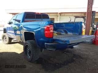 2018 Chevrolet Silverado 1500 LT z VIN 3GCUKREC3JG382038, wystawiony jako IAAI lot #43220792 z przebiegiem 101 358 mil mil oraz . Historia ofert i sprzedaży dostępna na DreamBid. Obrazek 3.